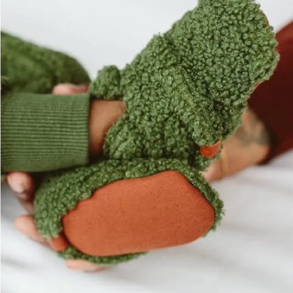Goumi Kids Sherpa Snuggly Spruce Green Baby Shoes Stay-On Boots - Picture 2 of 10